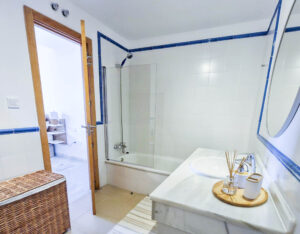 Łazienka z wanną i prysznicem – Apartament nr 2