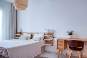 Główna sypialnia z dużym łóżkiem – Apartament nr 2