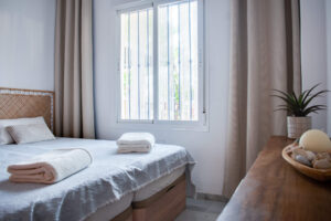 Sypialnia z widokiem na ogród – Apartament nr 2